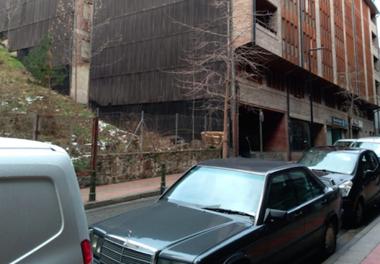 Solar al carrer de l'Alzinaret, a pocs metres de l'aparcament dels Pouets.